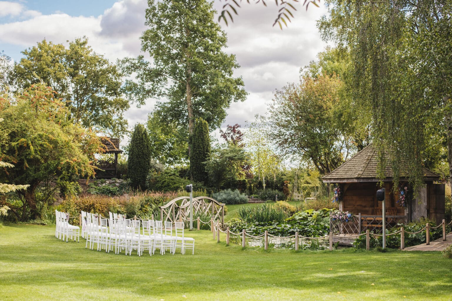 An outoor wedding ceremony in summerhouse with lawn